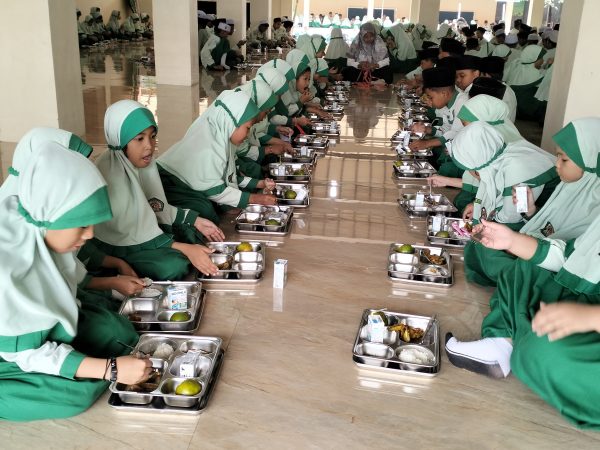 Uji Coba Program Makan Bergizi Gratis (MBG): 1.211 Siswa MI Ma’arif NU Sunan Drajat Lamongan Menikmati Makan Siang Gratis!