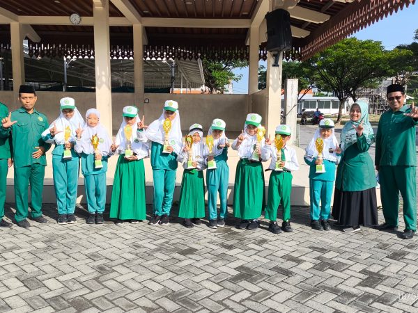 Penghargaan Murid Gemar Membaca Semester 2, MI Ma’arif NU Sunan Drajat Lamongan Apresiasi Pecinta Literasi