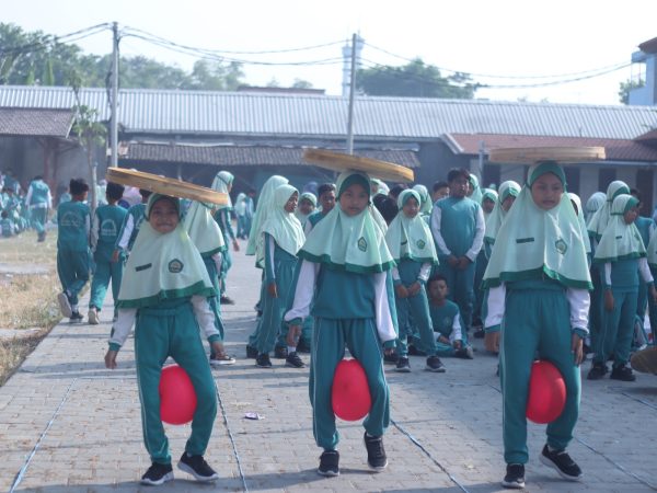 Semarak Lomba Individu dan Fun Game Warnai Kegiatan Pitulasan MI Ma’arif NU Sunan Drajat Lamongan