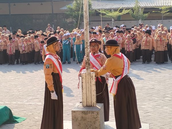 Semarak Hari Pramuka ke-65, MI Murni Sunan Drajat Lamongan Ajak Murid Mantapkan Langkah Menuju Indonesia Emas 2045