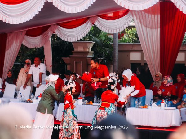 MI Murni Sunan Drajat Tampil Memukau di Lamongan Megcarnival, Angkat Kisah Panji Laras Liris
