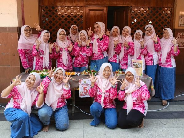 Day 3 Semarak HUT ke-81 RI, Paguyuban MI Murni Tampilkan Keseruan Lomba Gendong Timba dan Memasak